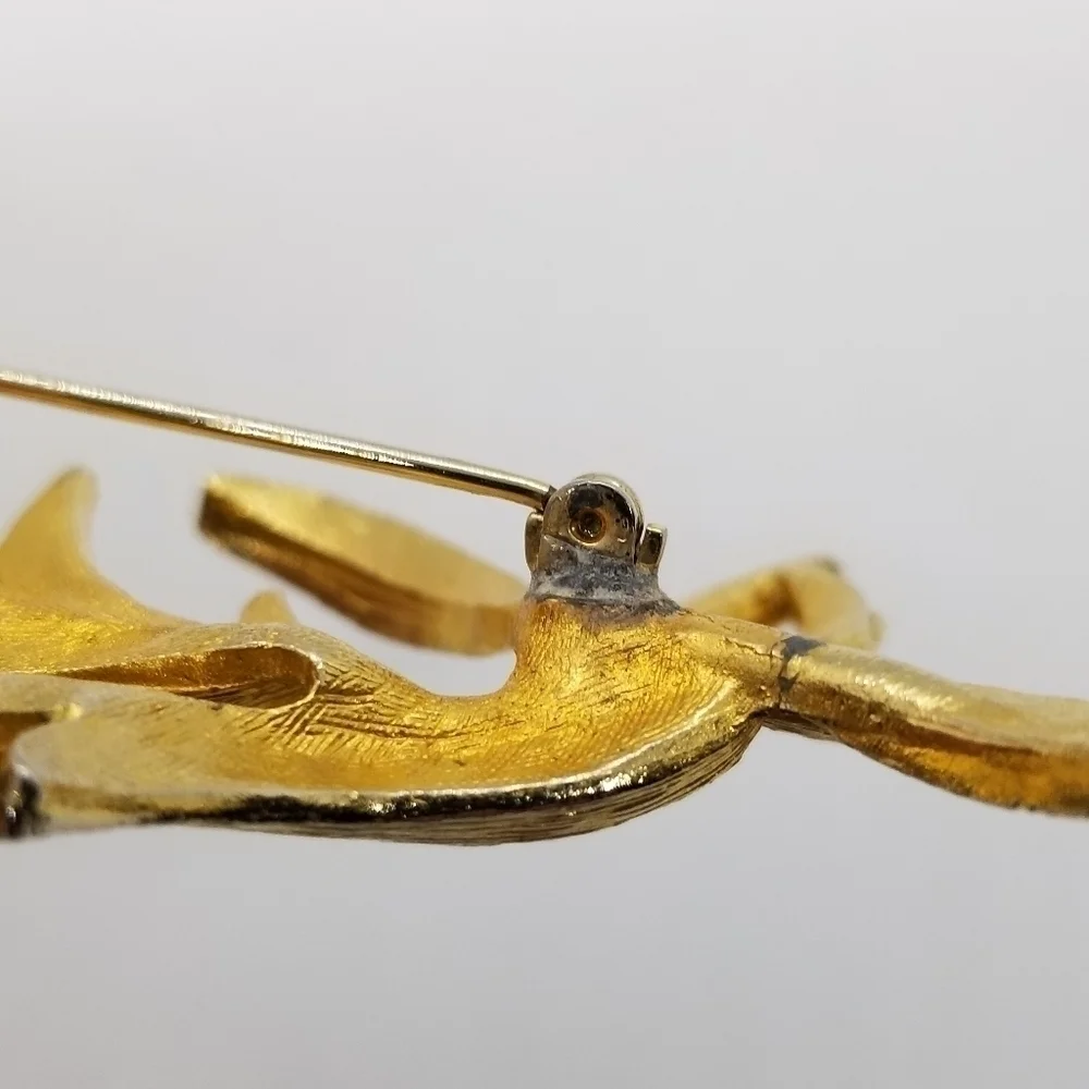 vintage textured gold tone leafy wheat brooch